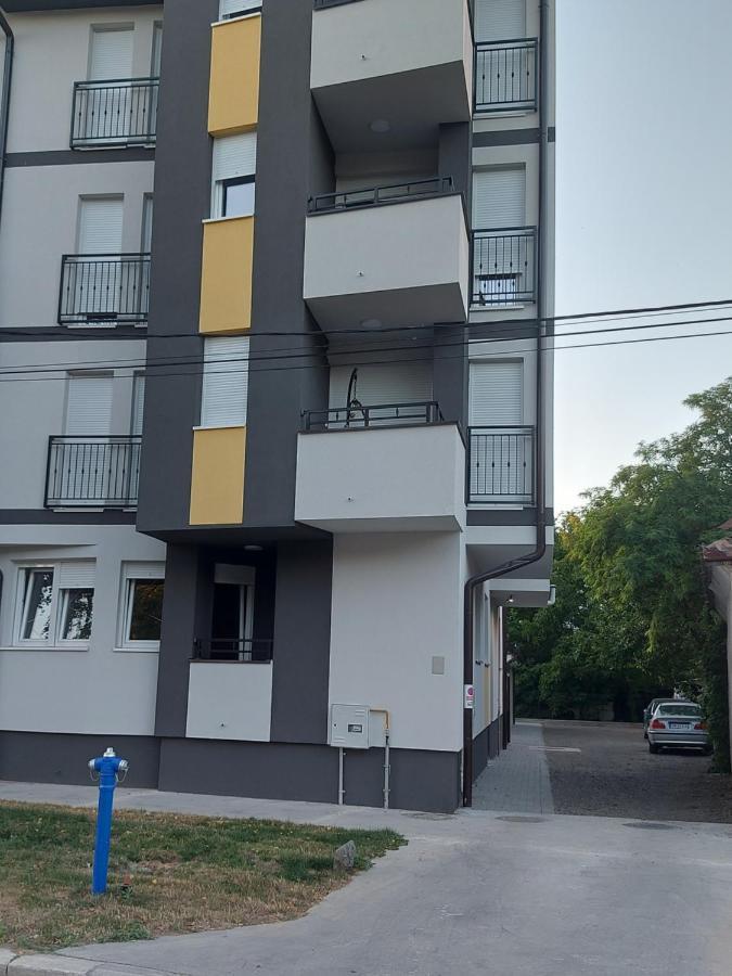 # Espresso 2 Apartman Sa Garazom Sremska Mitrovica Zewnętrze zdjęcie